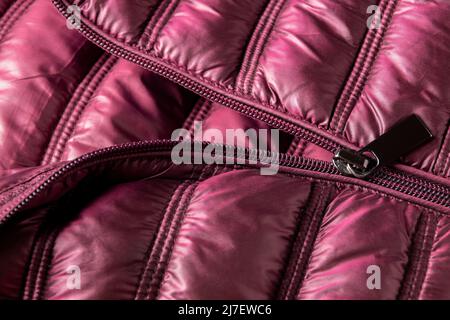 Detail der lila Winterjacke, Wasser- und winddicht Material, Stoff Stoffmuster Stockfoto