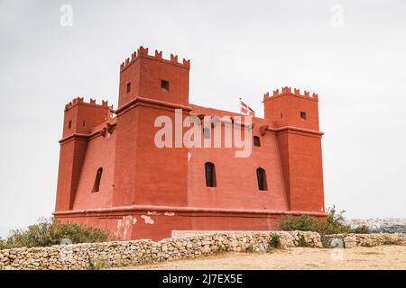 Der Rote Turm (oder St. Agatha’s Tower) über einem Hügel in Mellieha, Malta, im Mai 2022. Stockfoto