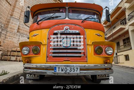 Ein alter orangefarbener und gelber Leyland DAF-Bus, der im Mai 2022 in Mellieha, Malta, am Straßenrand gesehen wurde. Stockfoto