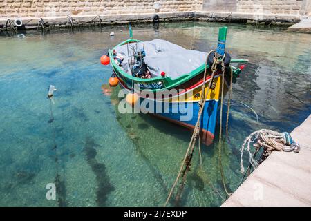 Das Luzzu-Boot wurde im Mai 2022 in Bugibba, Malta, in klarem Wasser festgemacht. Stockfoto