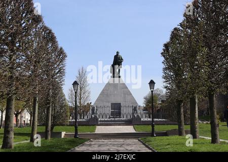 BOULOGNE-SUR-MER, FRANKREICH, 5. APRIL 2022: Ansicht des Squareund der Statue von Auguste Mariette Pacha in Boulogne. Es ist ein Touristenziel gewidmet Stockfoto