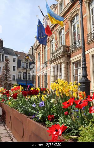 Farbenfrohe Frühlingsansicht der vergänglichen Gärten und des Rathauses aus dem 18.. Jahrhundert von Boulogne-sur-Mer an der schönen Opalküste Nordfrankreichs. Spri Stockfoto