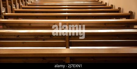 08. Mai 2022, Baden-Württemberg, Rottweil: Kirchenbänke in einer katholischen Kirche. Foto: Silas Stein/dpa Stockfoto