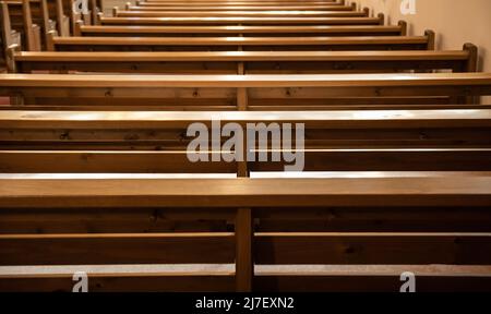 08. Mai 2022, Baden-Württemberg, Rottweil: Kirchenbänke in einer katholischen Kirche. Foto: Silas Stein/dpa Stockfoto