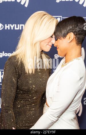 6. Mai 2022, New York, New York, USA: Judith Light trägt Kleid von Sergio Hudson und Ariana DeBose trägt Kleid von Jason Wu bei den jährlichen GLAAD Media Awards 33. im Hilton Midtown. Die GLAAD Media Awards würdigen Medien für faire, genaue und inklusiv dargestellte Darstellungen von LGBTQ-Personen und -Themen. (Bild: © Lev Radin/Pacific Press via ZUMA Press Wire) Stockfoto