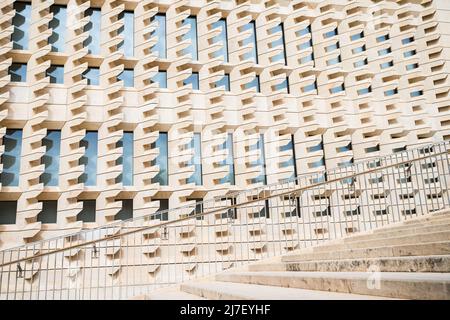 Im Mai 2022 führen breite Stufen und ein Geländer vor das Parlamentsgebäude in Valletta, Malta, und schaffen so ein sehr abstraktes Bild. Stockfoto