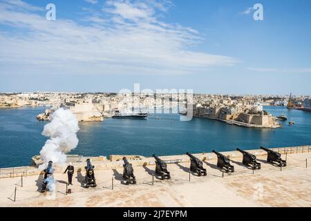 Weißer Rauch von einer Kanone während der Presidential Salute Battery am Hafengebiet von Valletta im Mai 2022. Stockfoto