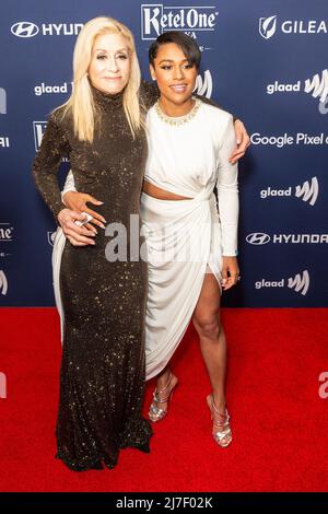 6. Mai 2022, New York, New York, USA: Judith Light trägt Kleid von Sergio Hudson und Ariana DeBose trägt Kleid von Jason Wu bei den jährlichen GLAAD Media Awards 33. im Hilton Midtown. Die GLAAD Media Awards würdigen Medien für faire, genaue und inklusiv dargestellte Darstellungen von LGBTQ-Personen und -Themen. (Bild: © Lev Radin/Pacific Press via ZUMA Press Wire) Stockfoto