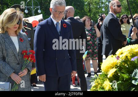 Der ukrainische Botschafter in Deutschland Andrij Melnyk und seine Frau Switlana Melnyk besuchen das sowjetische Kriegsdenkmal im Tiergarten in der Straße des 17. Juni in Berlin, Deutschland - 8. Mai 2022. Stockfoto