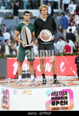 Carlos Alcaraz aus Spanien mit der Siegertrophäe und Alexander Zverev aus Deutschland mit der zweitplatzierten Trophäe, Final Men's ATP match beim Tennisturnier Mutua Madrid Open 2022 am 8. Mai 2022 im Caja Magica Stadion in Madrid, Spanien - Foto Laurent Lairys / DPPI Stockfoto