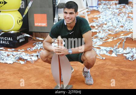 Carlos Alcaraz aus Spanien feiert mit der Siegertrophäe nach dem Sieg gegen Alexander Zverev aus Deutschland, Final Men's ATP match während des Mutua Madrid Open 2022 Tennisturniers am 8. Mai 2022 im Caja Magica Stadion in Madrid, Spanien - Foto Laurent Lairys / DPPI Stockfoto