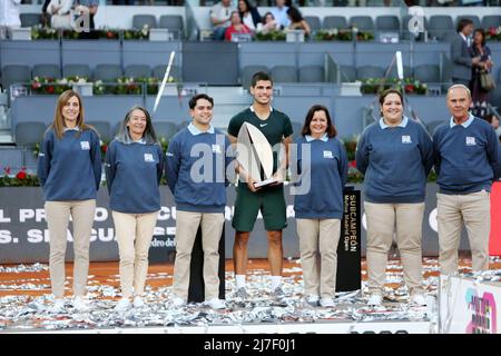 Carlos Alcaraz aus Spanien feiert mit der Siegertrophäe nach dem Sieg gegen Alexander Zverev aus Deutschland, Final Men's ATP match während des Mutua Madrid Open 2022 Tennisturniers am 8. Mai 2022 im Caja Magica Stadion in Madrid, Spanien - Foto Laurent Lairys / DPPI Stockfoto