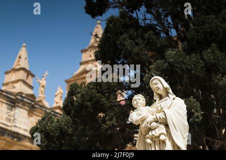 Statue der Jungfrau Maria und ihres Babys vor der Muttergottes von Mellieha im April 2022 in Nordmalta. Stockfoto