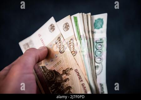 08. Mai 2022, Baden-Württemberg, Rottweil: Ein Mann hält Rubble Bills in der Hand. Foto: Silas Stein/dpa Stockfoto