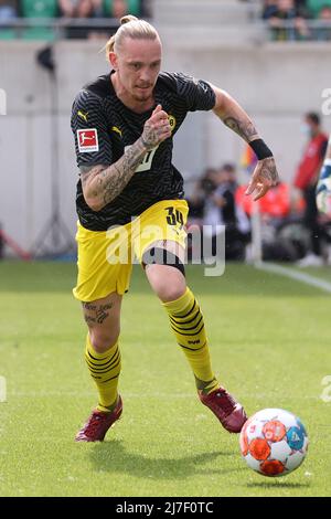 07. Mai 2022, Bayern, Fürth: Fußball: Bundesliga, SpVgg Greuther Fürth - Borussia Dortmund, Matchday 33, im Sportpark Ronhof Thomas Sommer. Dortmunds Marius Wolf spielt den Ball. Foto: Daniel Karmann/dpa - WICHTIGER HINWEIS: Gemäß den Anforderungen der DFL Deutsche Fußball Liga und des DFB Deutscher Fußball-Bund ist es untersagt, im Stadion und/oder vom Spiel aufgenommene Fotos in Form von Sequenzbildern und/oder videoähnlichen Fotoserien zu verwenden oder zu verwenden. Stockfoto