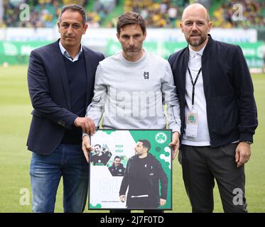 07. Mai 2022, Bayern, Fürth: Fußball: Bundesliga, SpVgg Greuther Fürth - Borussia Dortmund, Matchday 33, im Sportpark Ronhof Thomas Sommer. Fürths Geschäftsführer Sport Rachid Azzouzi (l) und Fürths Geschäftsführer Holger Schwiewagner (r) verabschiedeten Fürth-Trainer Stefan Leitl. Foto: Daniel Karmann/dpa - WICHTIGER HINWEIS: Gemäß den Anforderungen der DFL Deutsche Fußball Liga und des DFB Deutscher Fußball-Bund ist es untersagt, im Stadion und/oder vom Spiel aufgenommene Fotos in Form von Sequenzbildern und/oder videoähnlichen Fotoserien zu verwenden oder zu verwenden. Stockfoto