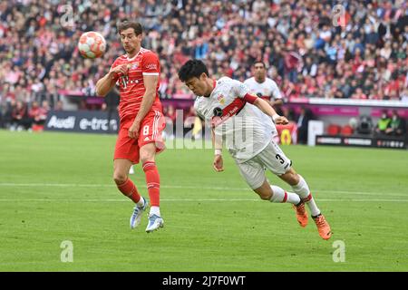 KEINE VERKÄUFE IN JAPAN! Wataru ENDO (VFB Stuttgart), Action, Duelle gegen Leon GORETZKA (FC Bayern München). Fußball 1. Bundesliga-Saison 2021/2022, 33.Spieltag, matchday33. FC Bayern München-VFB Stuttgart 2-2 am 8.. Mai 2022, ALLIANZARENA München. Stockfoto