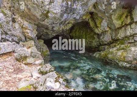 Höhlenquelle des Flusses Cetina, Kroatien Stockfoto