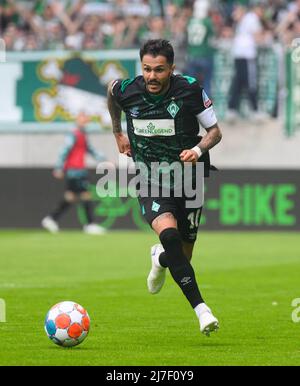 Aue, Deutschland. 08.. Mai 2022. Fußball: 2. Bundesliga, FC Erzgebirge Aue - SV Werder Bremen, Matchday 33, Erzgebirgsstadion. Der Bremer Leonardo Bittencourt spielt den Ball. Kredit: Robert Michael/dpa - WICHTIGER HINWEIS: Gemäß den Anforderungen der DFL Deutsche Fußball Liga und des DFB Deutscher Fußball-Bund ist es untersagt, im Stadion und/oder vom Spiel aufgenommene Fotos in Form von Sequenzbildern und/oder videoähnlichen Fotoserien zu verwenden oder zu verwenden./dpa/Alamy Live News Stockfoto