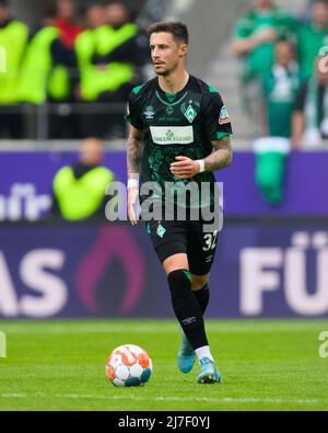 Aue, Deutschland. 08.. Mai 2022. Fußball: 2. Bundesliga, FC Erzgebirge Aue - SV Werder Bremen, Spieltag 33, Erzgebirgsstadion. Der Bremer Marco Friedl spielt den Ball. Kredit: Robert Michael/dpa - WICHTIGER HINWEIS: Gemäß den Anforderungen der DFL Deutsche Fußball Liga und des DFB Deutscher Fußball-Bund ist es untersagt, im Stadion und/oder vom Spiel aufgenommene Fotos in Form von Sequenzbildern und/oder videoähnlichen Fotoserien zu verwenden oder zu verwenden./dpa/Alamy Live News Stockfoto