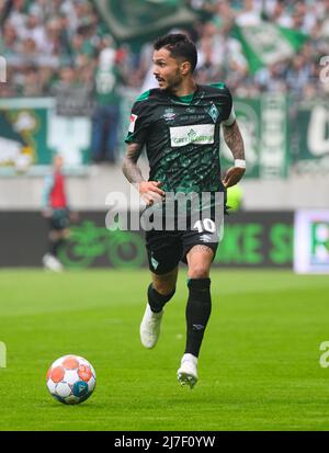 Aue, Deutschland. 08.. Mai 2022. Fußball: 2. Bundesliga, FC Erzgebirge Aue - SV Werder Bremen, Matchday 33, Erzgebirgsstadion. Der Bremer Leonardo Bittencourt spielt den Ball. Kredit: Robert Michael/dpa - WICHTIGER HINWEIS: Gemäß den Anforderungen der DFL Deutsche Fußball Liga und des DFB Deutscher Fußball-Bund ist es untersagt, im Stadion und/oder vom Spiel aufgenommene Fotos in Form von Sequenzbildern und/oder videoähnlichen Fotoserien zu verwenden oder zu verwenden./dpa/Alamy Live News Stockfoto