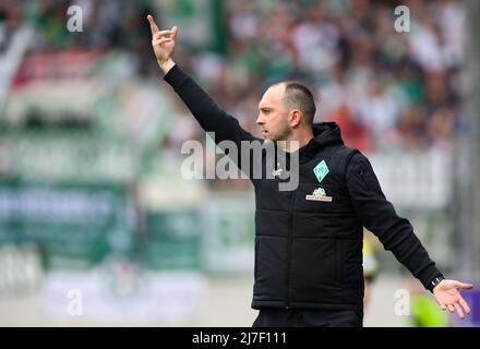 Aue, Deutschland. 08.. Mai 2022. Fußball: 2. Bundesliga, FC Erzgebirge Aue - SV Werder Bremen, Matchday 33, Erzgebirgsstadion. Bremens Trainer Ole Werner gestikuliert. Kredit: Robert Michael/dpa - WICHTIGER HINWEIS: Gemäß den Anforderungen der DFL Deutsche Fußball Liga und des DFB Deutscher Fußball-Bund ist es untersagt, im Stadion und/oder vom Spiel aufgenommene Fotos in Form von Sequenzbildern und/oder videoähnlichen Fotoserien zu verwenden oder zu verwenden./dpa/Alamy Live News Stockfoto