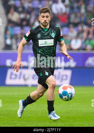 Aue, Deutschland. 08.. Mai 2022. Fußball: 2. Bundesliga, FC Erzgebirge Aue - SV Werder Bremen, Spieltag 33, Erzgebirgsstadion. Der Bremer Romano Schmid spielt den Ball. Kredit: Robert Michael/dpa - WICHTIGER HINWEIS: Gemäß den Anforderungen der DFL Deutsche Fußball Liga und des DFB Deutscher Fußball-Bund ist es untersagt, im Stadion und/oder vom Spiel aufgenommene Fotos in Form von Sequenzbildern und/oder videoähnlichen Fotoserien zu verwenden oder zu verwenden./dpa/Alamy Live News Stockfoto