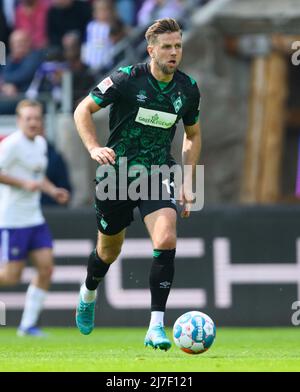 Aue, Deutschland. 08.. Mai 2022. Fußball: 2. Bundesliga, FC Erzgebirge Aue - SV Werder Bremen, Matchday 33, Erzgebirgsstadion. Bremens Niclas Füllkrug spielt den Ball. Kredit: Robert Michael/dpa - WICHTIGER HINWEIS: Gemäß den Anforderungen der DFL Deutsche Fußball Liga und des DFB Deutscher Fußball-Bund ist es untersagt, im Stadion und/oder vom Spiel aufgenommene Fotos in Form von Sequenzbildern und/oder videoähnlichen Fotoserien zu verwenden oder zu verwenden./dpa/Alamy Live News Stockfoto