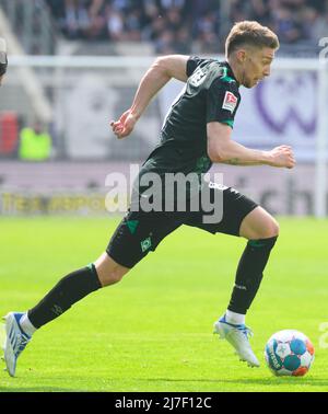 Aue, Deutschland. 08.. Mai 2022. Fußball: 2. Bundesliga, FC Erzgebirge Aue - SV Werder Bremen, Spieltag 33., Erzgebirgsstadion. Bremens Mitchell Weiser spielt den Ball. Kredit: Robert Michael/dpa - WICHTIGER HINWEIS: Gemäß den Anforderungen der DFL Deutsche Fußball Liga und des DFB Deutscher Fußball-Bund ist es untersagt, im Stadion und/oder vom Spiel aufgenommene Fotos in Form von Sequenzbildern und/oder videoähnlichen Fotoserien zu verwenden oder zu verwenden./dpa/Alamy Live News Stockfoto