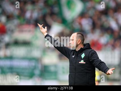 Aue, Deutschland. 08.. Mai 2022. Fußball: 2. Bundesliga, FC Erzgebirge Aue - SV Werder Bremen, Matchday 33, Erzgebirgsstadion. Bremens Trainer Ole Werner gestikuliert. Kredit: Robert Michael/dpa - WICHTIGER HINWEIS: Gemäß den Anforderungen der DFL Deutsche Fußball Liga und des DFB Deutscher Fußball-Bund ist es untersagt, im Stadion und/oder vom Spiel aufgenommene Fotos in Form von Sequenzbildern und/oder videoähnlichen Fotoserien zu verwenden oder zu verwenden./dpa/Alamy Live News Stockfoto