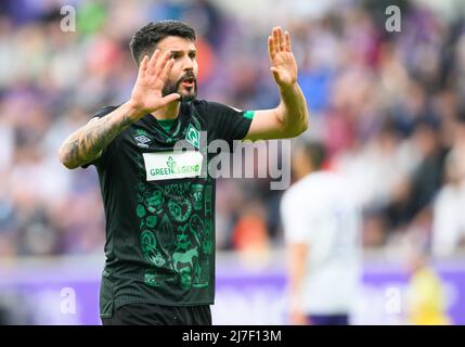 Aue, Deutschland. 08.. Mai 2022. Fußball: 2. Bundesliga, FC Erzgebirge Aue - SV Werder Bremen, Matchday 33, Erzgebirgsstadion. Bremens Anthony Jung Prost. Kredit: Robert Michael/dpa - WICHTIGER HINWEIS: Gemäß den Anforderungen der DFL Deutsche Fußball Liga und des DFB Deutscher Fußball-Bund ist es untersagt, im Stadion und/oder vom Spiel aufgenommene Fotos in Form von Sequenzbildern und/oder videoähnlichen Fotoserien zu verwenden oder zu verwenden./dpa/Alamy Live News Stockfoto