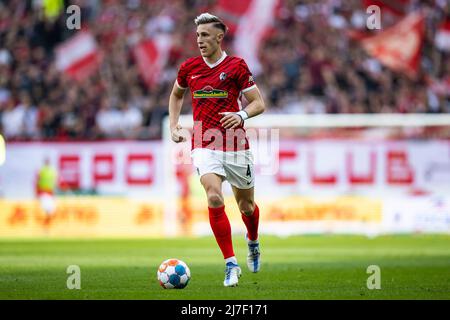 Freiburg Im Breisgau, Deutschland. 07.. Mai 2022. Fußball: Bundesliga, SC Freiburg - 1. FC Union Berlin, 33. Spieltag, Europa-Park Stadion. Freiburgs Nico Schlotterbeck in Aktion. Kredit: Tom Weller/dpa - WICHTIGER HINWEIS: Gemäß den Anforderungen der DFL Deutsche Fußball Liga und des DFB Deutscher Fußball-Bund ist es untersagt, im Stadion und/oder vom Spiel aufgenommene Fotos in Form von Sequenzbildern und/oder videoähnlichen Fotoserien zu verwenden oder zu verwenden./dpa/Alamy Live News Stockfoto