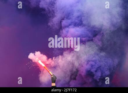 Aue, Deutschland. 08.. Mai 2022. Fußball: 2. Bundesliga, FC Erzgebirge Aue - SV Werder Bremen, 33. Spieltag, Erzgebirgsstadion. Aues Ventilatoren setzen Pyrotechnik an. Kredit: Robert Michael/dpa - WICHTIGER HINWEIS: Gemäß den Anforderungen der DFL Deutsche Fußball Liga und des DFB Deutscher Fußball-Bund ist es untersagt, im Stadion und/oder vom Spiel aufgenommene Fotos in Form von Sequenzbildern und/oder videoähnlichen Fotoserien zu verwenden oder zu verwenden./dpa/Alamy Live News Stockfoto