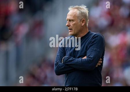 Freiburg Im Breisgau, Deutschland. 07.. Mai 2022. Fußball: Bundesliga, SC Freiburg - 1. FC Union Berlin, Spieltag 33., Europa-Park Stadion. Freiburger Coach Christian Streich im Einsatz. Kredit: Tom Weller/dpa - WICHTIGER HINWEIS: Gemäß den Anforderungen der DFL Deutsche Fußball Liga und des DFB Deutscher Fußball-Bund ist es untersagt, im Stadion und/oder vom Spiel aufgenommene Fotos in Form von Sequenzbildern und/oder videoähnlichen Fotoserien zu verwenden oder zu verwenden./dpa/Alamy Live News Stockfoto