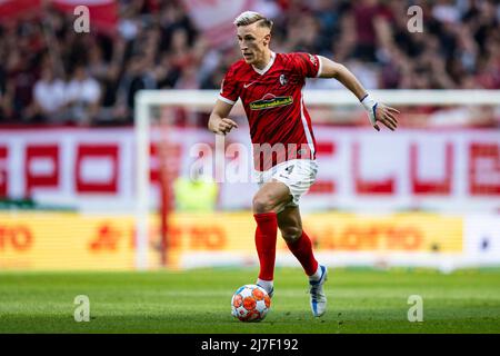 Freiburg Im Breisgau, Deutschland. 07.. Mai 2022. Fußball: Bundesliga, SC Freiburg - 1. FC Union Berlin, 33. Spieltag, Europa-Park Stadion. Freiburgs Nico Schlotterbeck in Aktion. Kredit: Tom Weller/dpa - WICHTIGER HINWEIS: Gemäß den Anforderungen der DFL Deutsche Fußball Liga und des DFB Deutscher Fußball-Bund ist es untersagt, im Stadion und/oder vom Spiel aufgenommene Fotos in Form von Sequenzbildern und/oder videoähnlichen Fotoserien zu verwenden oder zu verwenden./dpa/Alamy Live News Stockfoto