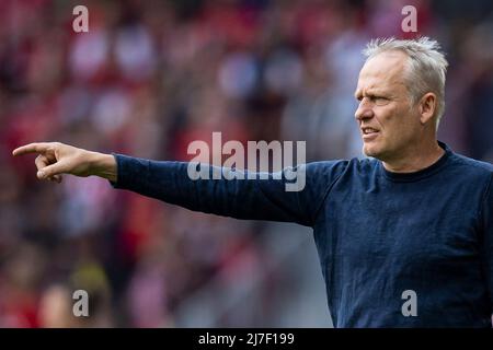 Freiburg Im Breisgau, Deutschland. 07.. Mai 2022. Fußball: Bundesliga, SC Freiburg - 1. FC Union Berlin, Spieltag 33., Europa-Park Stadion. Freiburgs Trainer Christian Streich zeigt sich. Kredit: Tom Weller/dpa - WICHTIGER HINWEIS: Gemäß den Anforderungen der DFL Deutsche Fußball Liga und des DFB Deutscher Fußball-Bund ist es untersagt, im Stadion und/oder vom Spiel aufgenommene Fotos in Form von Sequenzbildern und/oder videoähnlichen Fotoserien zu verwenden oder zu verwenden./dpa/Alamy Live News Stockfoto