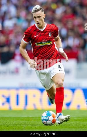 Freiburg Im Breisgau, Deutschland. 07.. Mai 2022. Fußball: Bundesliga, SC Freiburg - 1. FC Union Berlin, 33. Spieltag, Europa-Park Stadion. Freiburgs Nico Schlotterbeck in Aktion. Kredit: Tom Weller/dpa - WICHTIGER HINWEIS: Gemäß den Anforderungen der DFL Deutsche Fußball Liga und des DFB Deutscher Fußball-Bund ist es untersagt, im Stadion und/oder vom Spiel aufgenommene Fotos in Form von Sequenzbildern und/oder videoähnlichen Fotoserien zu verwenden oder zu verwenden./dpa/Alamy Live News Stockfoto