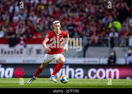 Freiburg Im Breisgau, Deutschland. 07.. Mai 2022. Fußball: Bundesliga, SC Freiburg - 1. FC Union Berlin, 33. Spieltag, Europa-Park Stadion. Freiburgs Nico Schlotterbeck in Aktion. Kredit: Tom Weller/dpa - WICHTIGER HINWEIS: Gemäß den Anforderungen der DFL Deutsche Fußball Liga und des DFB Deutscher Fußball-Bund ist es untersagt, im Stadion und/oder vom Spiel aufgenommene Fotos in Form von Sequenzbildern und/oder videoähnlichen Fotoserien zu verwenden oder zu verwenden./dpa/Alamy Live News Stockfoto