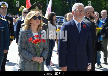 Der ukrainische Botschafter in Deutschland Andrij Melnyk und seine Frau Switlana Melnyk besuchen das sowjetische Kriegsdenkmal im Tiergarten in der Straße des 17. Juni in Berlin, Deutschland - 8. Mai 2022. Stockfoto