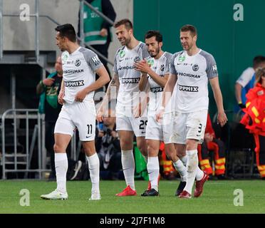 BUDAPEST, UNGARN - 7. MAI: Marko Futacs von MTK Budapest (L2) feiert nach einem Tor mit Bojan Miovski von MTK Budapest (l), Stefan Spirovski vom MTK Budapest (R2) und Slobodan Rajkovic vom MTK Budapest (r) während des ungarischen OTP Bank Liga-Spiels zwischen Ferencvarosi TC und MTK Budapest in der Groupama Arena am 7. Mai 2022 in Budapest, Ungarn. Stockfoto