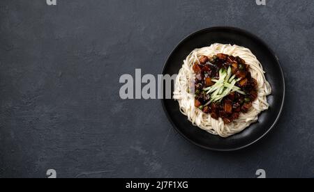 Jajangmyeon, koreanische Nudeln in schwarzer Bohnensauce Stockfoto