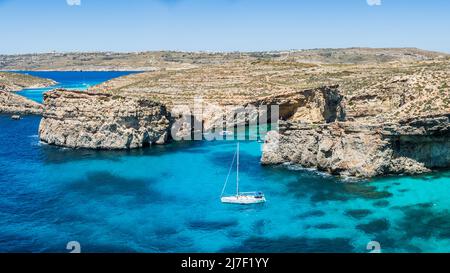 Yacht an der Blauen Lagune vor der maltesischen Insel Comino im April 2022. Stockfoto