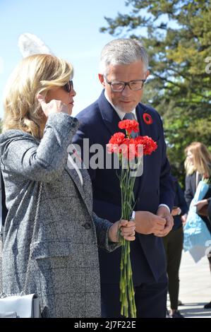 Der ukrainische Botschafter in Deutschland Andrij Melnyk und seine Frau Switlana Melnyk besuchen das sowjetische Kriegsdenkmal im Tiergarten in der Straße des 17. Juni in Berlin, Deutschland - 8. Mai 2022. Stockfoto