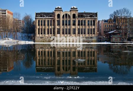 Halle S Freyberg-Brauerei -248 Schwankhalle von 1912 Saale-Fassade Winter Stockfoto