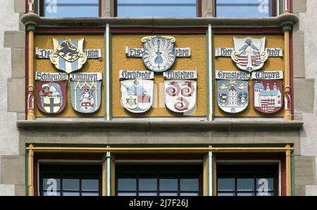 Halle S Landgericht 6442 baut 1901-05 rechtes Wappenfenster an der Südseite mit Stadtwappen der damals zugeteilten Amtsgerichtssorte Ausschnitt Stockfoto
