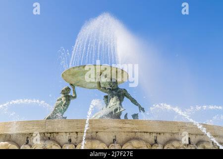 Blick auf den Triton-Brunnen am Eingang zu Valletta, der Hauptstadt von Malta, im April 2022. Stockfoto