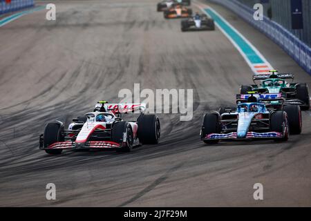 #47 Mick Schumacher (DEU, Haas F1 Team), #31 Esteban Ocon (FRA, BWT Alpine F1 Team), F1 Grand Prix von Miami auf dem Miami International Autodrome am 8. Mai 2022 in Miami, USA. (Foto mit ZWEI HOHEN Bildern) Stockfoto