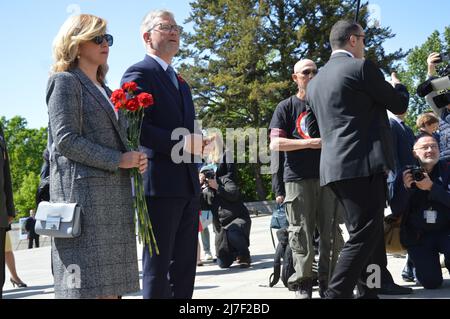 Der ukrainische Botschafter in Deutschland Andrij Melnyk und seine Frau Switlana Melnyk besuchen das sowjetische Kriegsdenkmal im Tiergarten in der Straße des 17. Juni in Berlin, Deutschland - 8. Mai 2022. Stockfoto