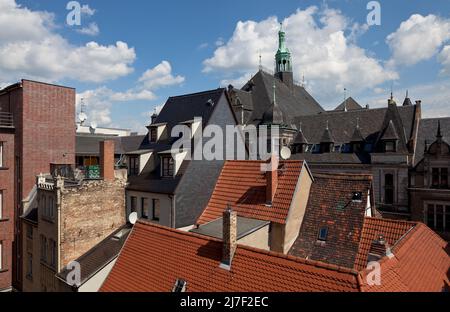 Halle S Altstadt 75611 Dachlandschaft südlich des Marktplatzes in der Mitte hinten das Stadthaus 1891-94 Stockfoto