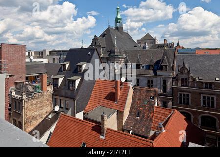 Halle S Altstadt 75628 Dachlandschaft südlich des Marktplatzes in der Mitte hinten das Stadthaus 1891-94 Stockfoto